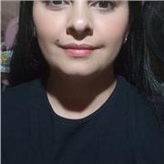 Profesora de Economia imparte clases a estudiantes de nivel secundario